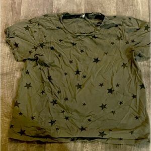 Army, green with black stars, distressed tee size medium